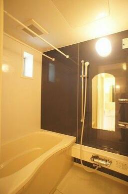 アクセントウォールを使用したお洒落な浴室でリラックスタイムをお楽しみください♪