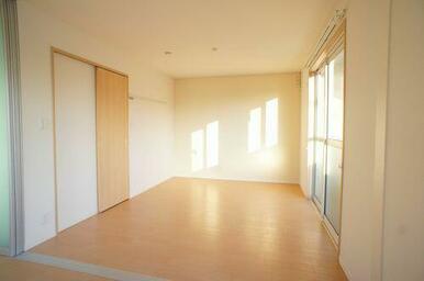 【南洋室６．４帖】リビング隣接の南洋室は、寝室以外にもセカンドリビングや、お子さんのプレイルームに…