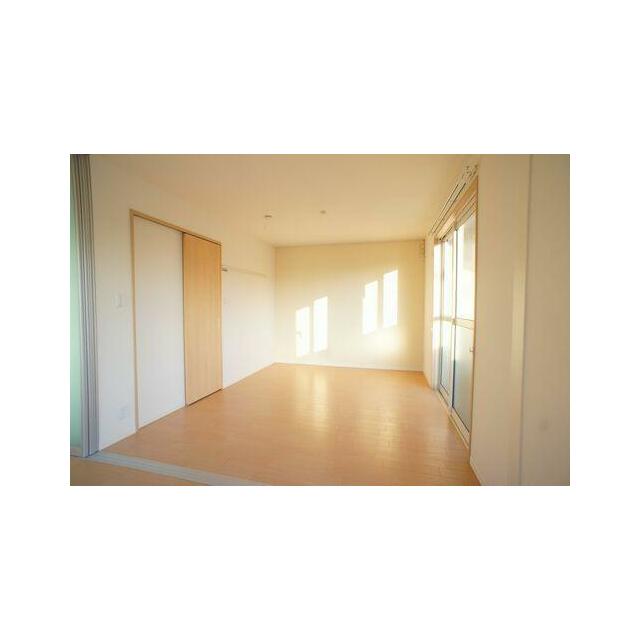 【南洋室６．４帖】リビング隣接の南洋室は、寝室以外にもセカンドリビングや、お子さんのプレイルームに…