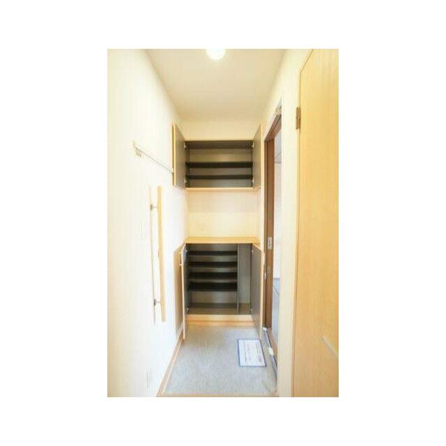 上下に分かれたシューズボックスは豊富な収納力。可変式の棚になっているのでブーツもすっきり収納ができ…