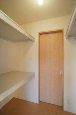 【南洋室収納】長い丈の衣類もハンガーにかけたまま収納できるハンガーパイプと、中段＆枕棚を配したウォ…