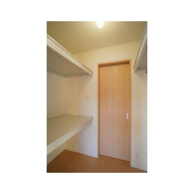 【南洋室収納】長い丈の衣類もハンガーにかけたまま収納できるハンガーパイプと、中段＆枕棚を配したウォ…