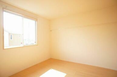 こちらの洋室も南側に大きな窓あり！やっぱり日当たりがいいと気持ちも良いですよ♪