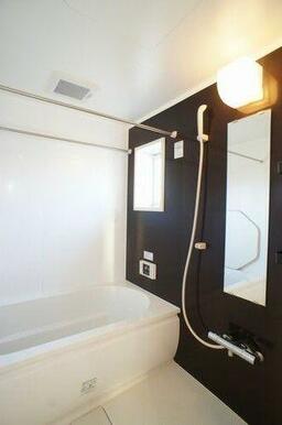 換気と採光を考慮した小窓があって明るく清潔感あるバスルームは、沸かし直しができる追焚給湯機能付き♪…