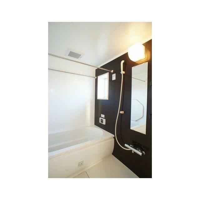 換気と採光を考慮した小窓があって明るく清潔感あるバスルームは、沸かし直しができる追焚給湯機能付き♪…