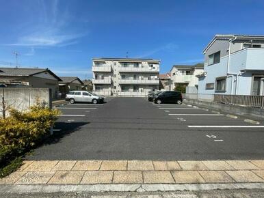 敷地内舗装駐車場１台付き（無料）♪２台目は別途月額３，３００円（税込）でご利用可能です♪