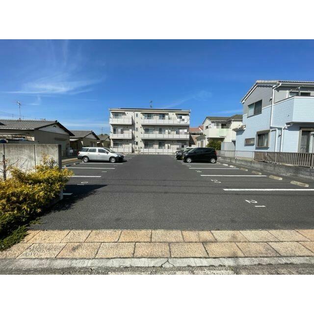 敷地内舗装駐車場１台付き（無料）♪２台目は別途月額３，３００円（税込）でご利用可能です♪