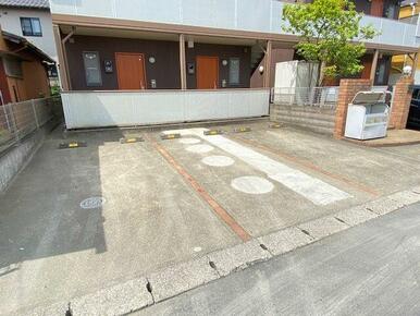 敷地内駐車場、別途契約月額５，５００円（税込）※台数に限りがあるので要空き確認※