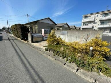 打ち放しコンクリートと緑豊かなエントランスは、モダンナチュラルの様相♪