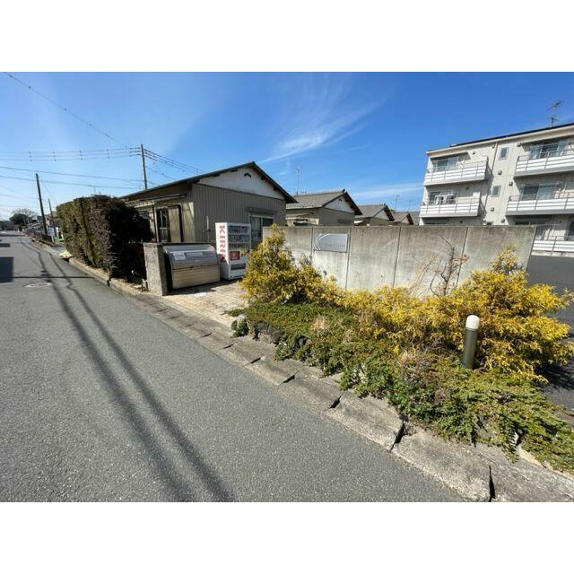 打ち放しコンクリートと緑豊かなエントランスは、モダンナチュラルの様相♪