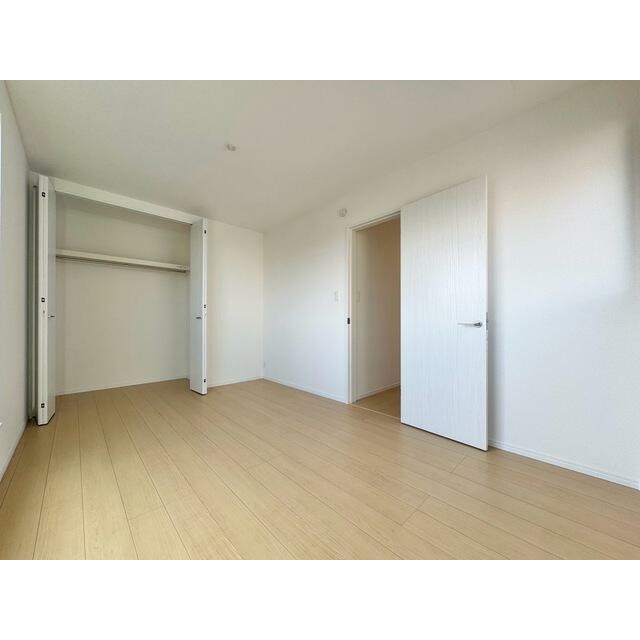 ＜A号棟＞各居室は子供部屋や寝室などに♪採光、通風が心地よいお部屋です。お子様部屋にも、お父さんの書斎にも、どんな目的でも心地よくお使いいただけるようなデザインです♪