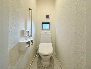 ＜A号棟＞白を基調とした、シンプルながらも落ち着くデザイン。洗浄付き温水便座で機能性も兼ね備えています♪毎日に欠かせないお手洗いだからこそ、ほっと落ち着く空間としての機能を重視しています。