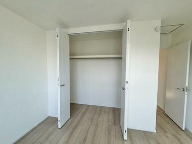 ＜B号棟＞各部屋にクローゼット完備。ゆとりの収納で片付けも掃除もテキパキ完了。もちろん、子ども部屋にもクローゼットがあるので、早くから「自分で片付け」の習慣が身につけられます。