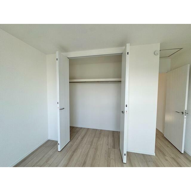 ＜B号棟＞各部屋にクローゼット完備。ゆとりの収納で片付けも掃除もテキパキ完了。もちろん、子ども部屋にもクローゼットがあるので、早くから「自分で片付け」の習慣が身につけられます。