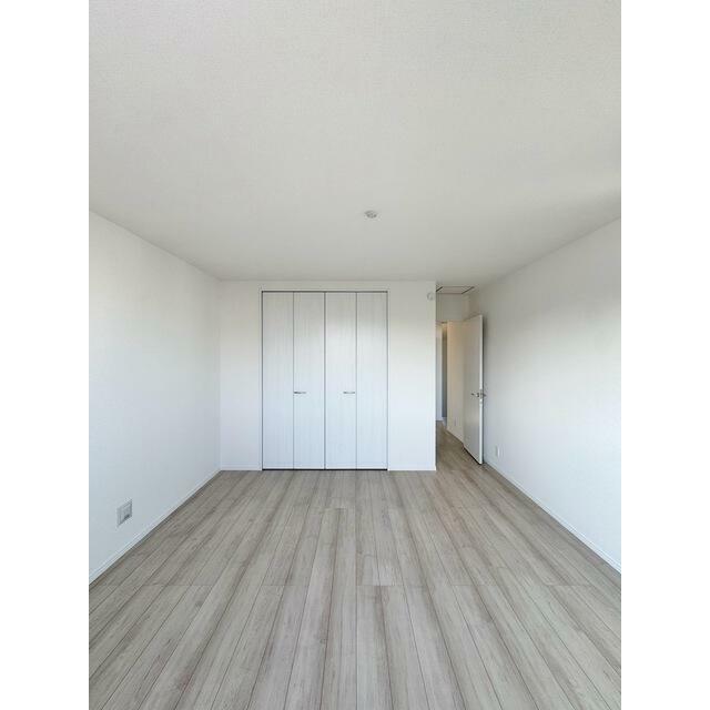 ＜B号棟＞各居室は子供部屋や寝室などに♪採光、通風が心地よいお部屋です。お子様部屋にも、お父さんの書斎にも、どんな目的でも心地よくお使いいただけるようなデザインです♪