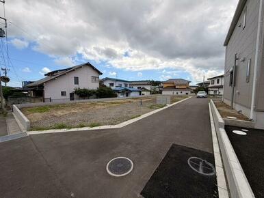 【耐久性】飯田産業では、柱を支える土台が直接基礎に触れないよう基礎パッキンを使用しております。コンクリートには水分が多く含まれるため、基礎パッキンがあることで、家を丈夫に保つことが出来ます。