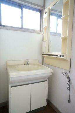 大変明るく、鏡も付いてます！