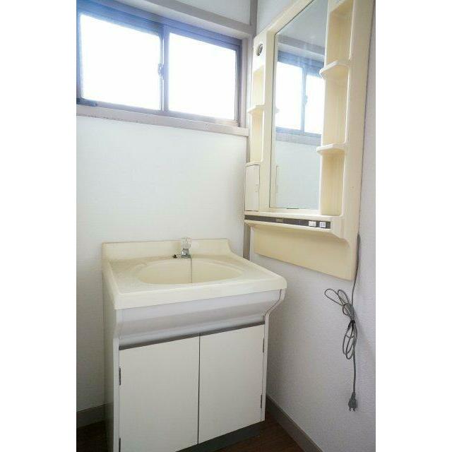 大変明るく、鏡も付いてます！