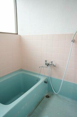 大変明るい！青が基調のお風呂