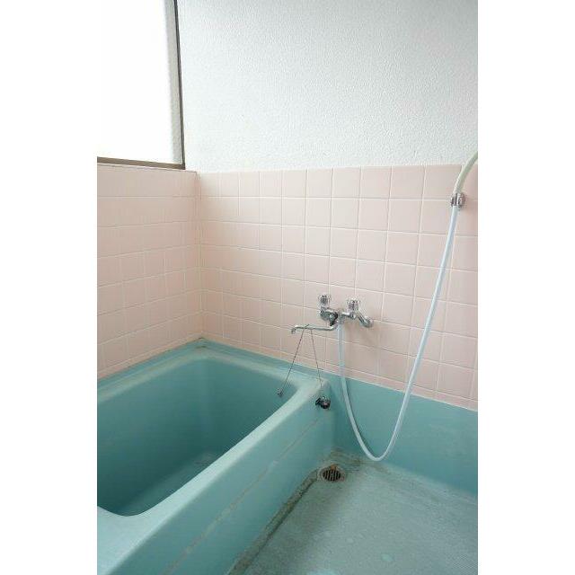 大変明るい！青が基調のお風呂