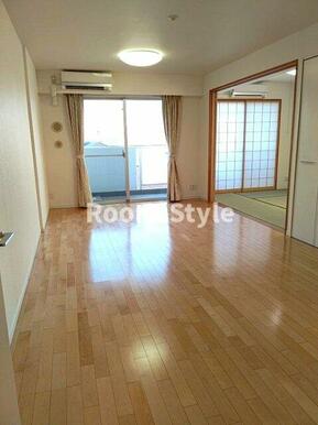 家族と過ごすひと時を溢れる光が優しく包み込むリビングダイニング。