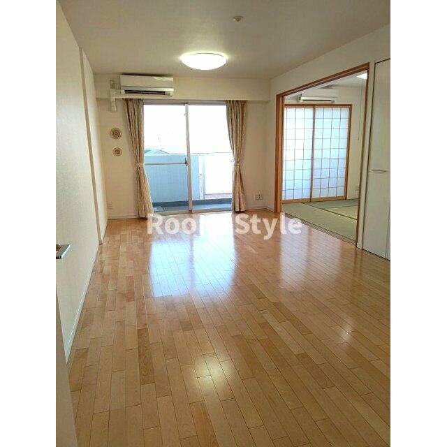 家族と過ごすひと時を溢れる光が優しく包み込むリビングダイニング。