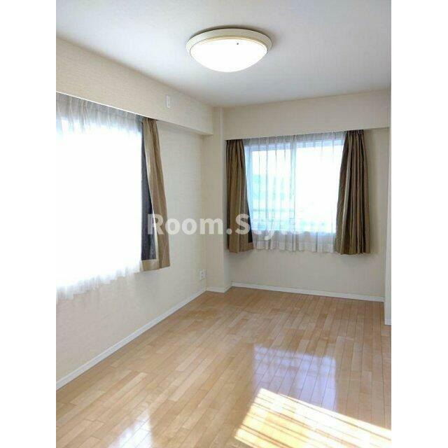 光差し込む空間は安心感を感じさせます。ゆっくりくつろぎのひととき。