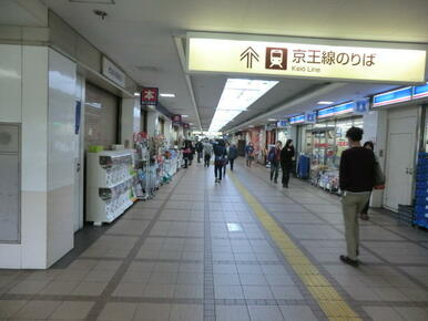 京王線　下高井戸駅改札口から出口へのショッピング通路。