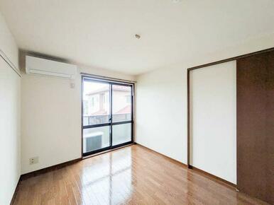 あると嬉しいエアコン付きの洋室は花粉対策や防犯上、人目を避けたい洗濯物の室内干しに便利なフレクリー…