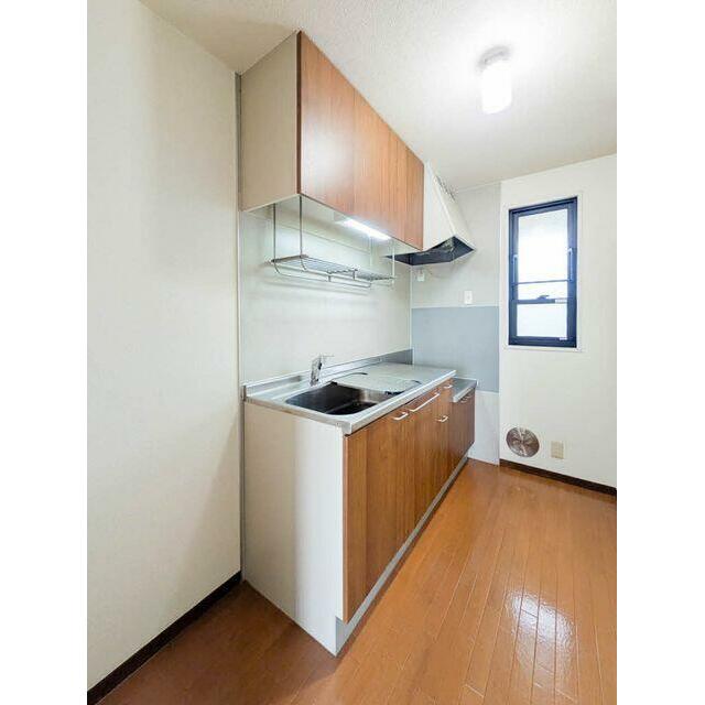 キッチン北面にも採光と換気を考慮した窓があるため、明るい雰囲気のキッチン♪上下に収納が豊富なのでキ…