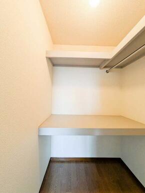 長い丈の衣類もハンガーにかけたまま収納できるハンガーパイプや、衣装ケース収納に便利な中段や、小物収…