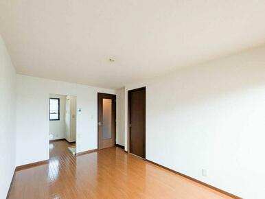 【ＬＤＫ】木目の表情をムーディーに浮かび上がらせる、落ち着きのある深い陰影。個性的な家具や小物とも…