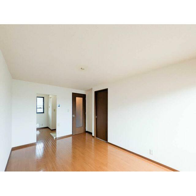 【ＬＤＫ】木目の表情をムーディーに浮かび上がらせる、落ち着きのある深い陰影。個性的な家具や小物とも…