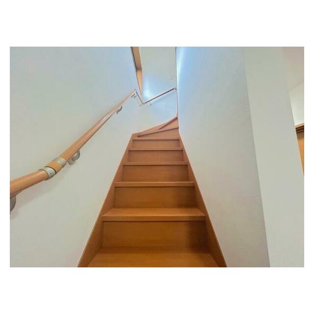 「階段」窓付きで明るい空間です。