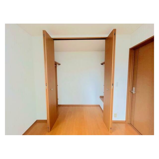 「2F西側洋室クローゼット」両サイドに収納付きで広々とお使いいただけます。