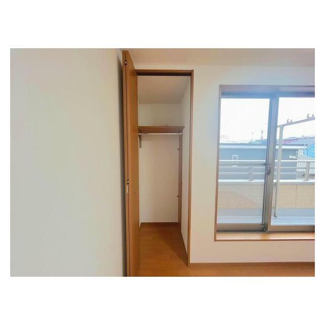 「2F南側洋室クローゼット」空間を活かした収納です。