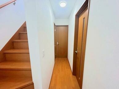 「1F廊下」奥行きのある空間です。