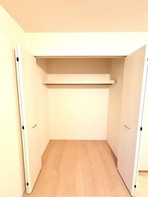 空間の使い方はいろいろ。服だけでなくさまざまなアイテムの収納にも◎（2号棟）