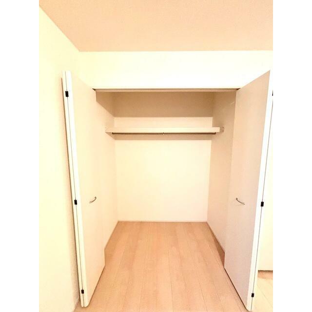 空間の使い方はいろいろ。服だけでなくさまざまなアイテムの収納にも◎（2号棟）