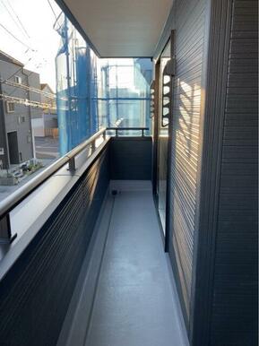 新鮮な空気だけでなく気持ちにゆとりを与えてくれるバルコニー（1号棟）