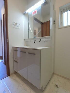 幅の広い洗面台！シャンプードレッサー付！