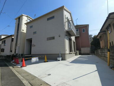 駐車スペースも広く車種により複数台駐車OKです！