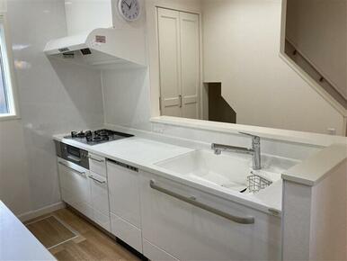 白を基調とした清潔感のある対面システムキッチンです。