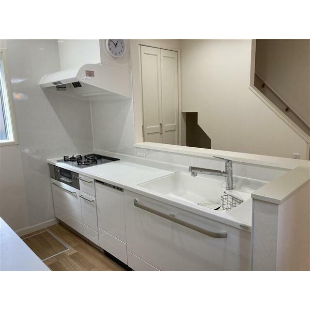 白を基調とした清潔感のある対面システムキッチンです。