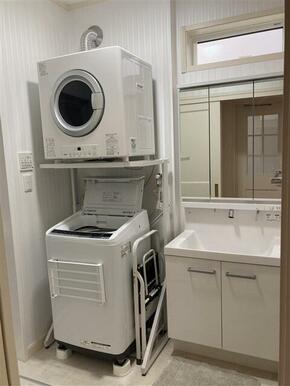 洗面室※洗面化粧台は３面鏡で収納豊富。人気の「乾太くん」は引継ぎ可能です。