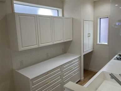 キッチンバックセット※キッチンと面材を合わせたカップボード付きです。