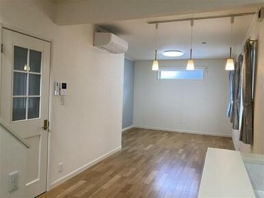 リビングダイニング※道路側は高窓でプライバシーに配慮されてます。