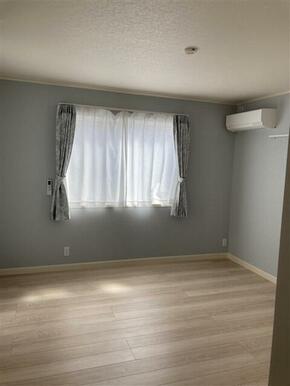 洋室１※8.4帖、収納付き。