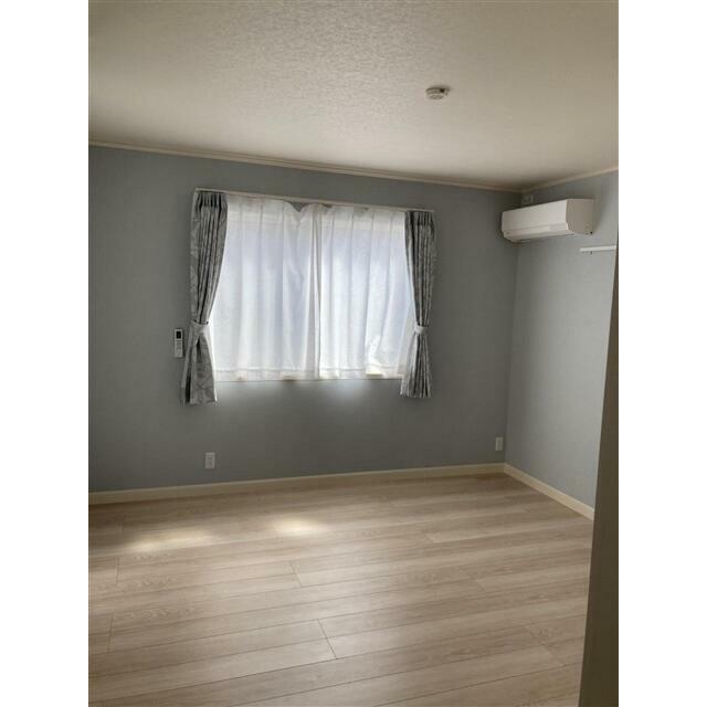 洋室１※8.4帖、収納付き。