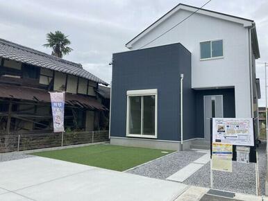 １号棟　外観（人工芝施工済み）